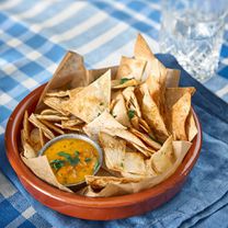 Cepta mango salsa ar pašgatavotiem tortilijas čipsiem