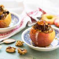 Kepti obuoliai su džiovintais vaisiais ir riešutais