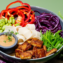 Pavasarinis ryžių makaronų dubenėlis su tofu sojų glazūroje