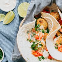 Falafeles ar pitas maizīti un tahini jogurta mērci