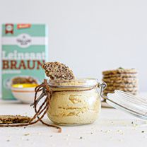 Sēklu krekeri un Indijas riekstu krēmu ar rauga pārslām