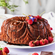 Keeks tumeda šokolaadiga ja vaarikatega