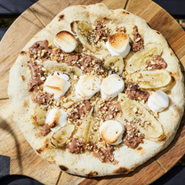 Pitsa šokolaadi ja banaanidega