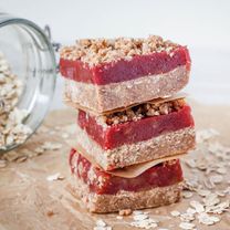 5 ingredientų nekeptas, žaliavalgiškas trupininis pyragas su datulėmis