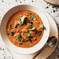 Olbaltumvielām bagāts lēcu, vistas un ķirbju karijs, gatavs 30 minūtēs