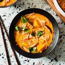 Azijietiška vieno puodo moliūgų ir vištienos sriuba su ryžių makaronais