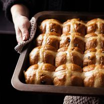 HOT CROSS kuklid maasikamoosiga