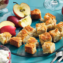 Ābola pīrāga kārtojums ar aveņu un tahini mērci