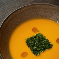 Ķirbju zupa ar miso un zīda tofu