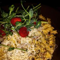 Кукурузная и рисовая лапша с вялеными помидорами под соусом песто