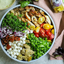 Itališkos makaronų salotos su kreminiu pesto padažu