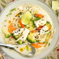 Daržovių miso sriuba su tofu ir makaronais