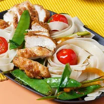 Лапша из коричневого риса с хрустящей курицей