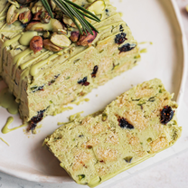 Varškės tinginys su pistacijomis ir spanguolėmis