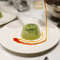 Matcha panna cotta kookosõie siirupi ja ananassikrõpsudega
