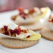 Užkandis su sūriu ir spanguolėmis