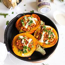 Pildīti ķirbji ar aunazirņiem, brūnajiem rīsiem un tahini mērci