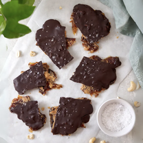 Vegānisks dateļu un riekstu krēma deserts