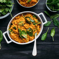 Raudonųjų lęšių ir saldžiųjų bulvių troškinys