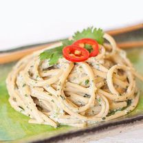 Макароны со сливочным тофу под травяным соусом