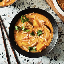 Aasia ühe paja kõrvitsa- ja kanasupp riisinuudlitega