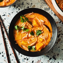 Āzijas viena katla ķirbja un vistas zupa ar rīsu makaroniem