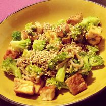 Grikių ir saldžiųjų bulvių makaronai su brokoliais ir tofu