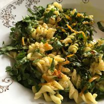 Beglitiminiai makaronai su kale kopūstais