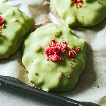 Šaldytas braškių ir matcha desertas