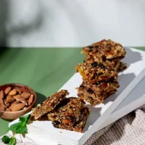 Riisist hommikusöögibatoonid kuivatatud puuviljade ja pähklitega