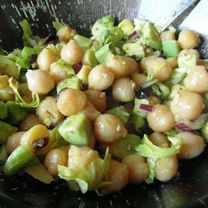 Avinžirnių ir avokadų mišrainė