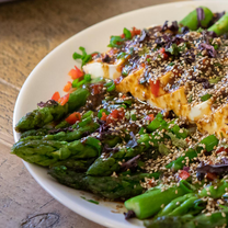 Тофу со спаржей и соусом мисо