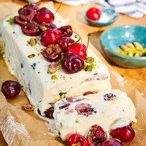 Sidruni, kirsi ja pistaatsia semifreddo