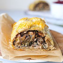 Velingtona pīrāgs ar spinātiem un šampinjoniem