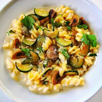 Veganiški makaronai su baltuoju Alfredo padažu