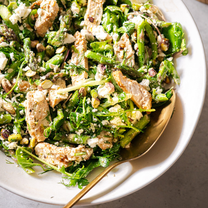 Smidrų ir vištienos salotos su feta