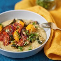 Polenta ar krāsnī ceptiem dārzeņiem