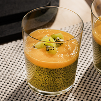 Čia sēklu un matčas pudiņš ar mango biezeni