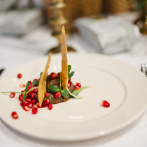 Juodasis humusas su šviežiais granatais ir traškiais krekeriais