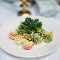 Žaliųjų žirnelių makaronų salotos su tuno ir avokadų aliejaus majonezu