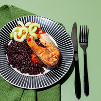 Juodieji ryžiai su lašiša miso glazūra ir aitriosiomis paprikomis