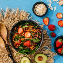 Zemeņu salāti ar kokosriekstiem un citrusu mērci