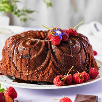 Kēkss ar melno šokolādi un avenēm