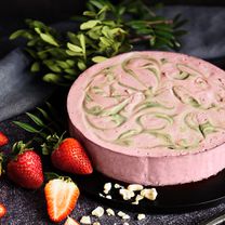 Свежий чизкейк с бисквитом матча и с клубникой