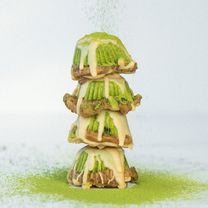 Veganiniai matcha žaliosios arbatos, sūdytos karamelės ir baltojo šokolado skanėstai