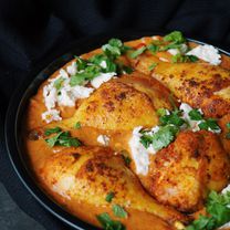 Vistas gaļa sarkano riekstu krējuma mērcē ar kazas piena sieru