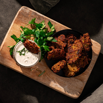 Indiška pakora su mėtiniu „raita“ padažu