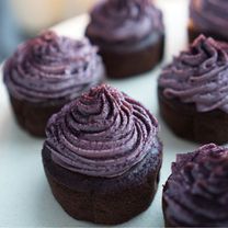 Шоколадные кексы с миндальным и ежевичным кремом (без молока, муки, яиц)