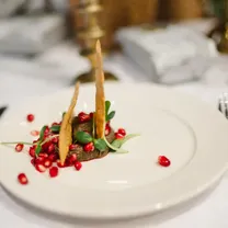 Must hummus värske granaatõuna ja Krippu kreekeritega