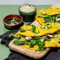 BANH XEO Vietnami stiilis riisipannkoogid sealiha ja krevettidega